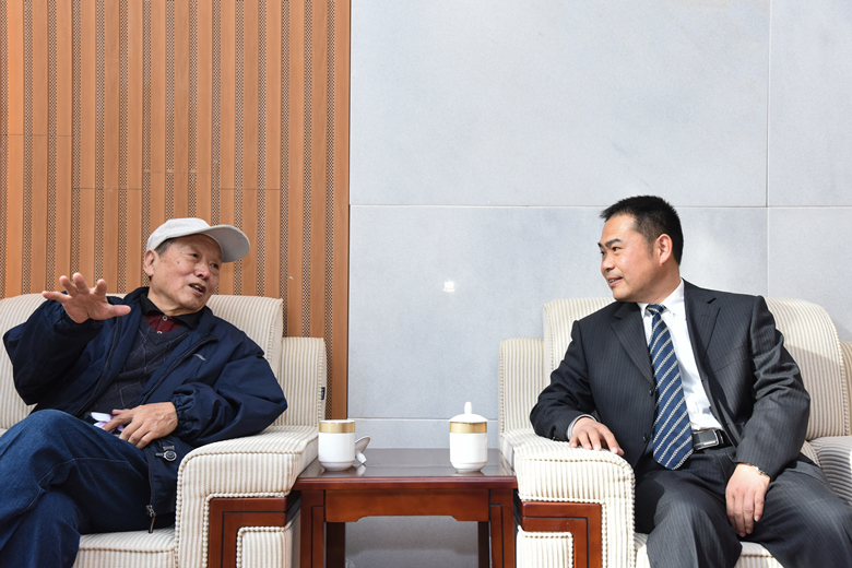 河南省人大教科文卫委员会原主仼郭立本会见公司领导_1副本.jpg